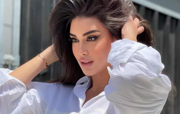 ياسمين صبري في إطلالة بالفستان الأبيض تشبه نادين نجيم