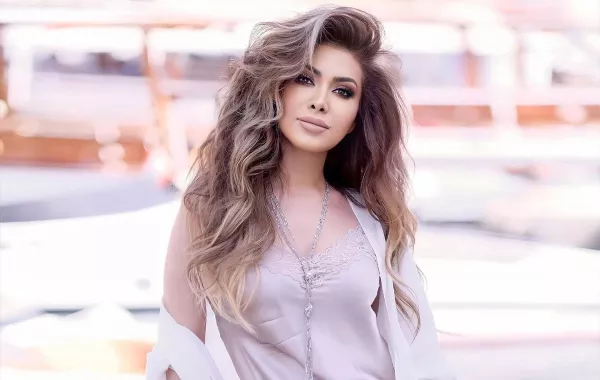 مكياج وتسريحات شعر من نوال الزغبي لإطلالة يومية أنيقة