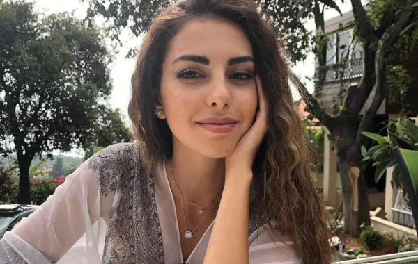 بالصور.. فاليري أبو شقرا في أشهر متقدمة من حملها فكيف بدت؟