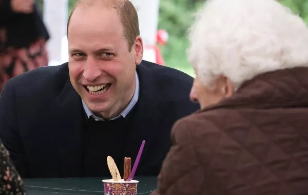 الأمير "ويليام" يأكل الآيس كريم مع سكان دور رعاية للمسنين