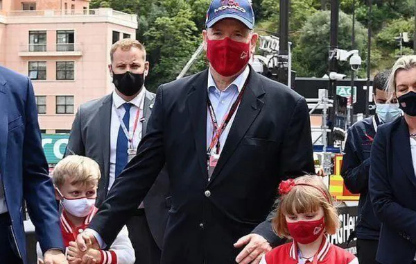 الأمير "ألبرت" الثاني يسلم كأس الجائزة الكبرى لسباق موناكو فورمولا 1 