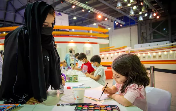الفنانة إيمان الرئيسي تعلّم صغار "الشارقة القرائي للطفل 12" مهارات الرسم الحر