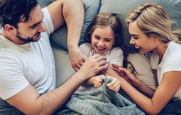 مخاطر دغدغة الأطفال