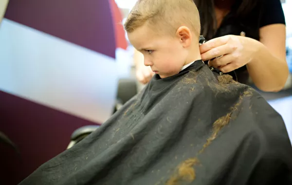 مواقف توقعيها عند اصطحاب طفلك لقصة شعره الأولى