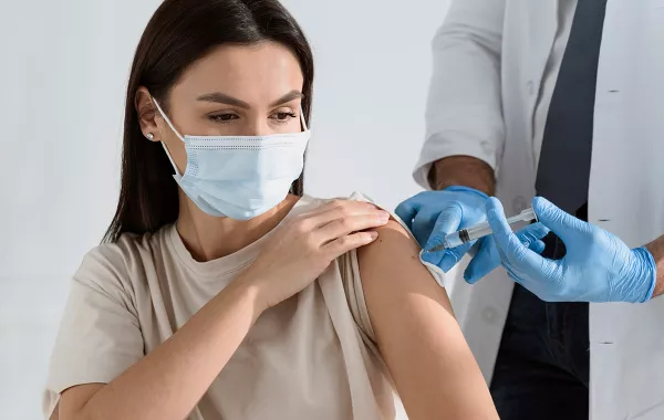 لقاحات كورونا أقل فعالية لدى النساء وفق دراسة جديدة