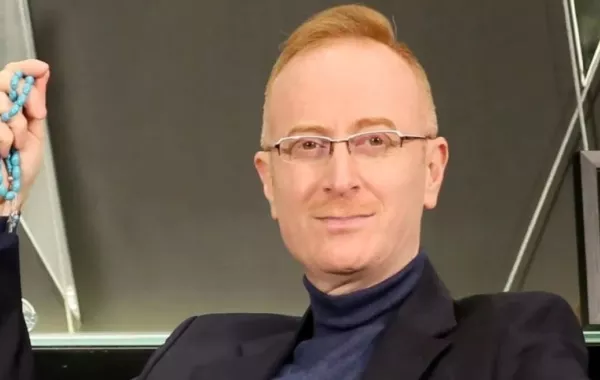 شاهد.. مصطفى الخاني يغني برفقة مغني تيتر "باب الحارة" 