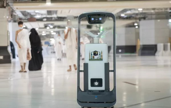 10 روبوتات تطوف المسجد الحرام للتعقيم