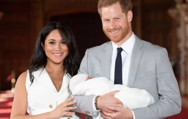 الملكة إليزابيث ترى حفيدتها ليليبيت ديانا