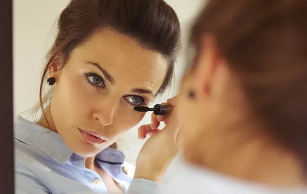 أخطاء شائعة تفسد مكياج العيون من الضروري تجنبها