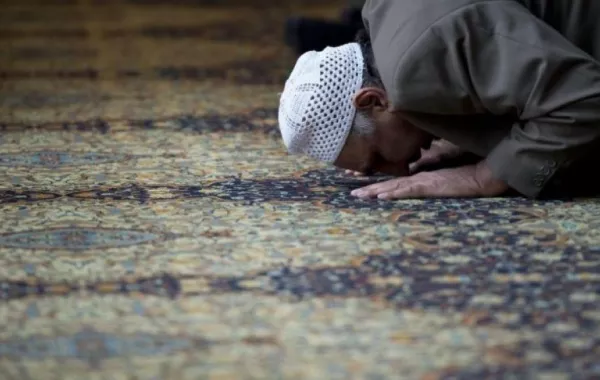 الشيخ الخضير يبيِّن حكم الصائم الذي يؤخر صلاته عن وقتها