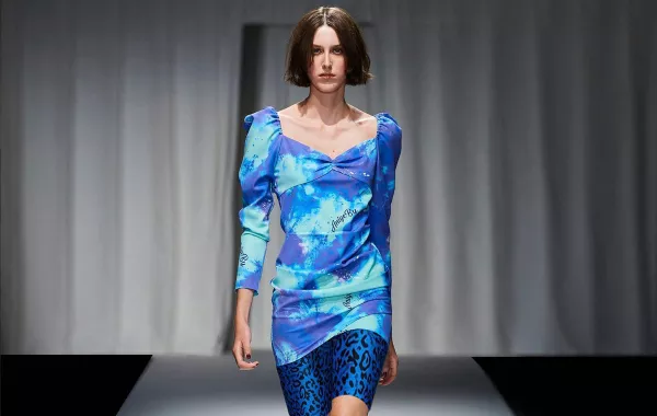 فساتين بنقشة التاي داي موضة صيف 2021