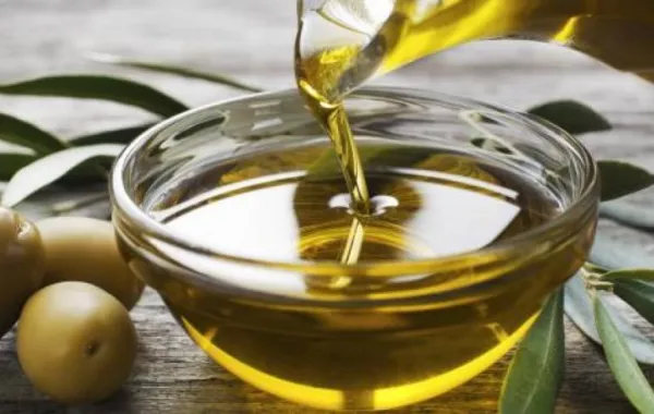 طبيب سعودي يوضح تأثير زيت الزيتون على الشرايين وفائدته في ترطيب الجلد