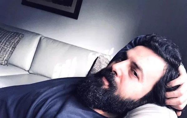 تيم حسن ينشر صوره مع والديه وابنيه بمناسبة يوم الأب