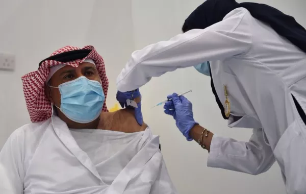 استشاري: تطعيم 70% من قاطني السعودية البالغين لا ينهي كورونا
