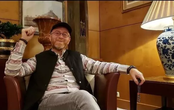 شاهد .. مصطفى الخاني يعلن عن قصة حب من طرف واحد مع زميلة له