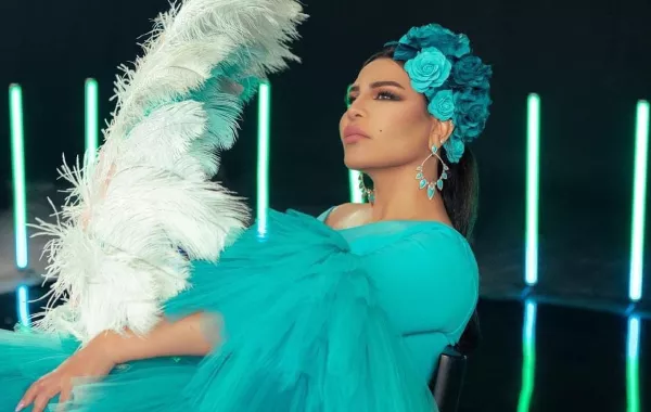 إطلالة ناعمة ومميزة للفنانة أحلام من كواليس أغنيتها "الله يرحمه"