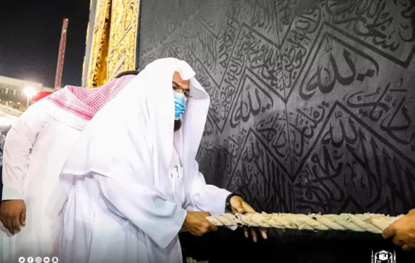 السديس يشرف على أعمال رفع ثوب الكعبة المشرفة استعداداً لموسم الحج