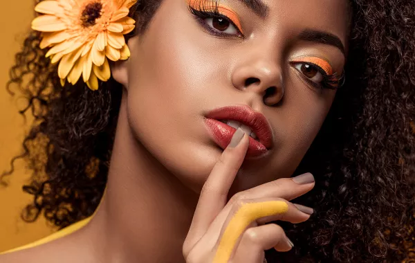 أيلاينر برتقالي ناري لصيف 2021