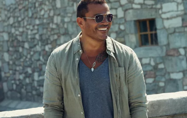 عمرو دياب يطرح «الدنيا بترقص» وهدى المفتي موديل للمرة الأولى في كليب