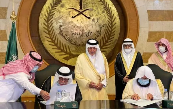 خالد الفيصل يسلّم كسوة الكعبة المشرفة لكبير سدنة بيت الله الحرام