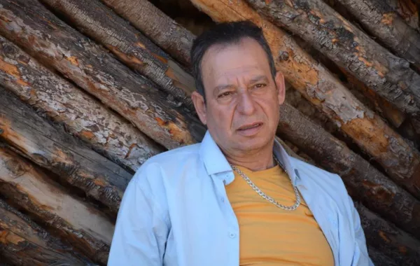 بالصور..  أبطال " عش الغراب " يطاردون بعضهم في غابة