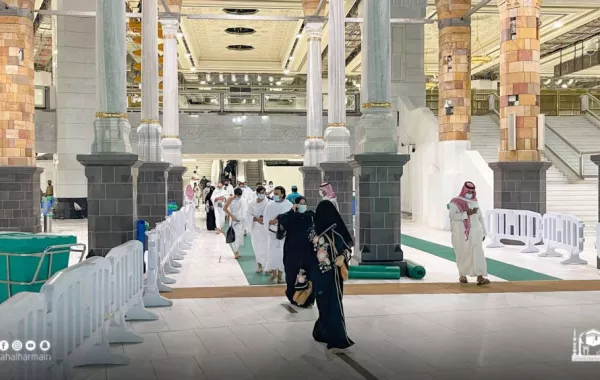وصول أول أفواج المعتمرين للمسجد الحرام بعد انتهاء حج 1442هـ