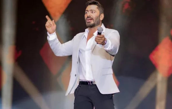 استوح من النجوم إطلالات عصرية