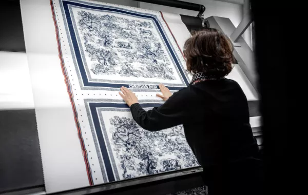 "ديور" تقدّم المهارة الحرفيّة وراء أوشحتها