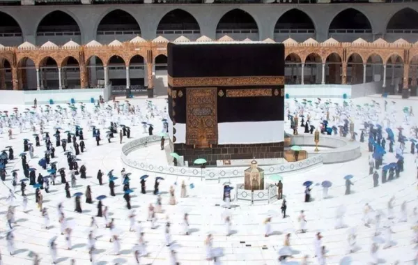 الحج والعمرة: لا يسمح للمحصنين دون الـ18 عاماً أداء العمرة