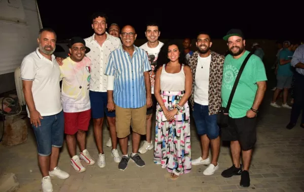 بالصور أشرف عبد الباقي يفتتح موسم الصيف بالساحل بالعرض الأول لمسرحيته «شمسية وأربع كراسي»