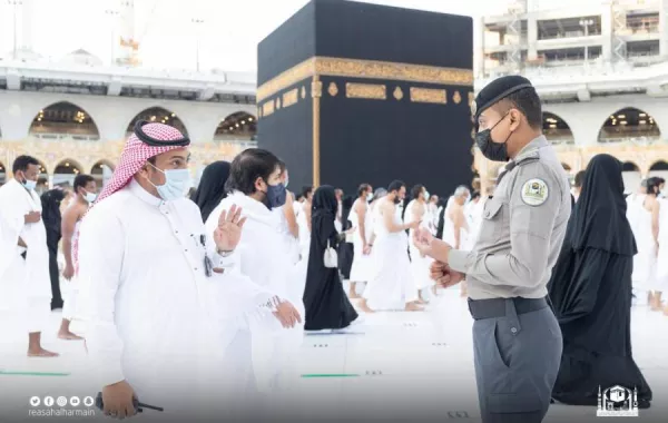 وكالة الحوكمة والشؤون القانونية والتطويرية تكثف جولاتها الرقابية داخل المسجد الحرام للتأكد من تطبيق الإجراءات الاحترازية