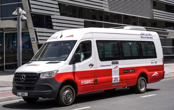 خدمة "حافلات تحت الطلب" - الصورة من حساب هيئة الطرق والمواصلات على تويتر