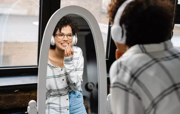 مرآة ذكية تقوم بتشغيل الموسيقى عبر الأوامر الصوتية