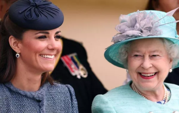 الملكة إليزابيث والدوقة كيت ميدلتون - الثورة من حساب The Royal Family على انستغرام