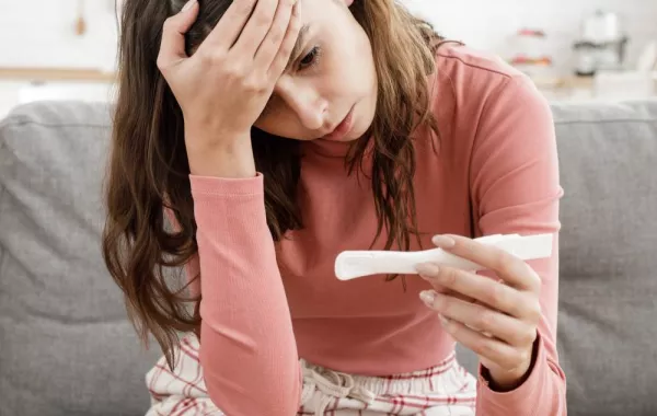 صورة لامرأة تقرأ نتيجة الحمل