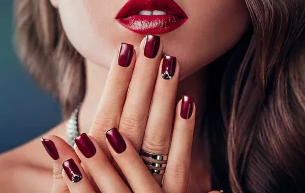 موديلات مناكير باللون الأحمر ليوم الحب 2022