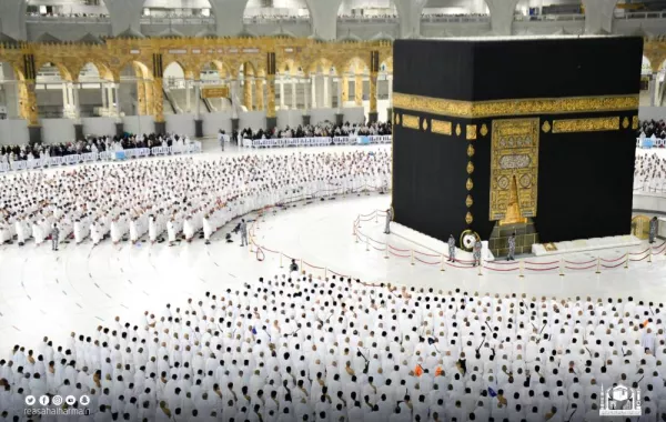 قاصدي المسجد الحرام بعد رفع الإجراءات الاحترازية - الصورة من حساب الرئاسة الرسمي