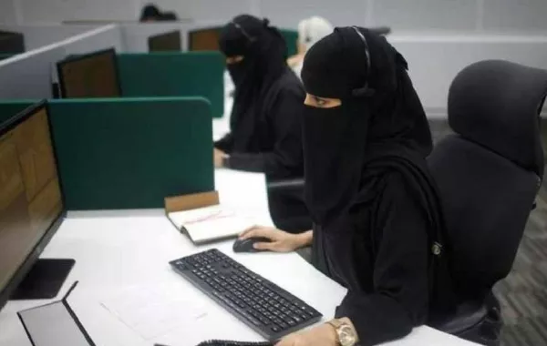 مشاركة المرأة بسوق العمل- الصورة من صحيفة الاقتصادية