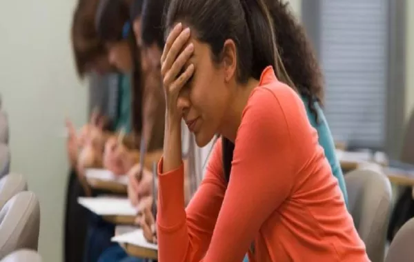 صورة لمراهقات تعاني من الهبات الساخنة