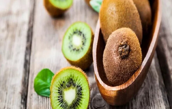 صورة لطبق حتوى على بعض ثمار الكيوي