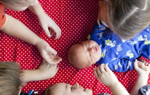 صورة لإخوة مع الأخ الأصغر