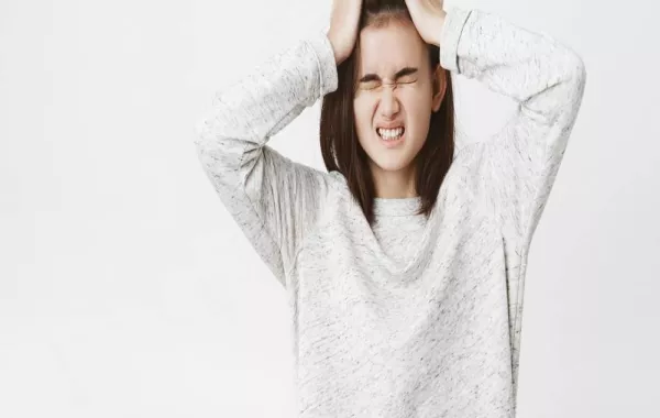 صورة لمراهقة تعاني من الصداع