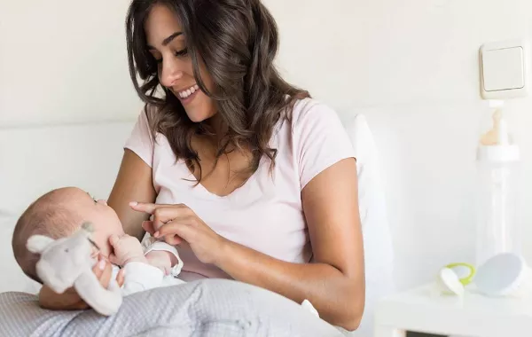 صورة لمرضع ترضع  طفلها