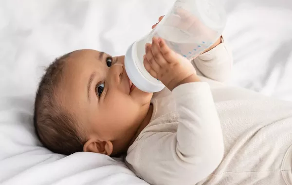 صورة لطفل يتناول ماء جوز الهند