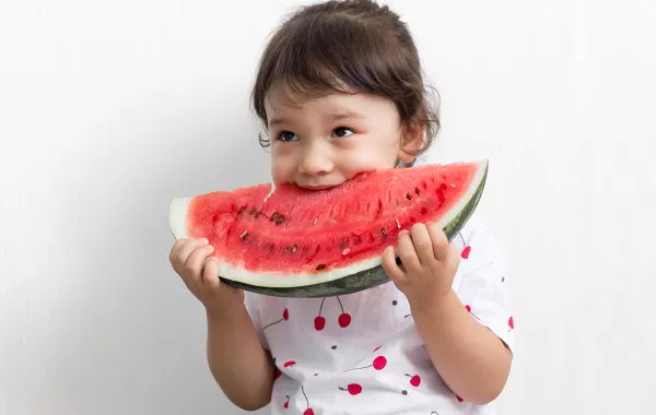 فاكهة الصيف لها فوائد مذهلة للطفل.. هل تعرفينها؟