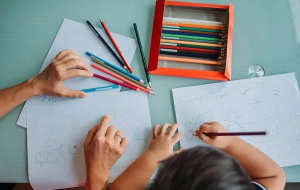 صورة لأم تنمي موهبة الرسم لدى طفلها