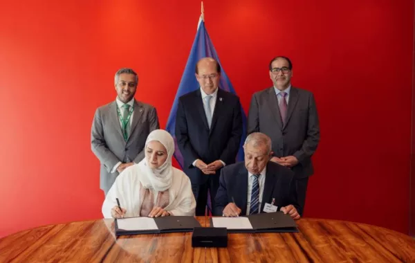أثناء توقيع الاتفاقية. الصورة من "وام"