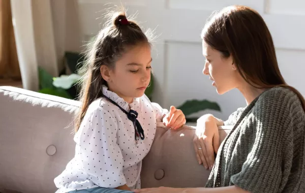 كيف تجيبين على أسئلة طفلك المحرجة؟