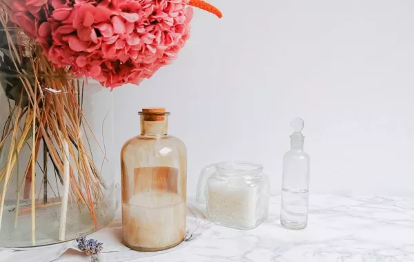 المواد المستخدمة في نزع بقع أقلام الكتابة على السبورة البيضاء، تشتمل على: الصابون الزيتي