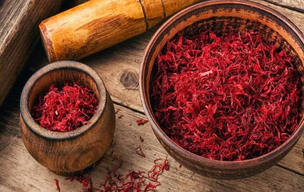 صورة لحفنة من الزعفران